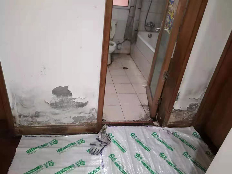 衛生間地面改造：對于衛生間改造，其次就是需要對其做相應的防水處理。因為在日常的家庭中，衛生間的水是處處可見的，非常潮濕。衛生間內的防水涂料是由地面延伸到墻面的，涂刷過程中精良的保證厚度均勻。還需要處理好地面和墻面交界處的各類管件的涂刷。待防水處理完全確定后，等待地面干透就可以做后續的工程了。這里要著重提醒，衛生間下水口位置的防水要特別處理好，保證今后的檢查與維修。