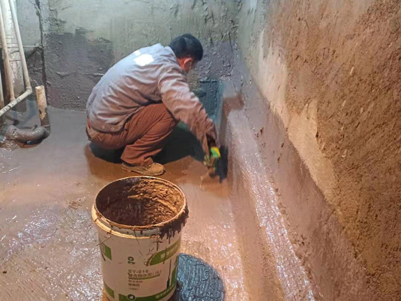 基層處理是衛生間做防水的基礎工作，要找平地面，確保地面的平整干凈。鋪貼涂料時要做到用力均勻，不能漏刷、缺刷，避免脫落、開裂等，過于干燥的季節也不適宜做防水。涂刷的厚度小于1毫米比較好。做完防水涂層后一定要涂上表面防護涂料，對內部材料起到保護的作用。鋪保護層與鋪防水涂料一樣要做到均勻、無裂痕、不脫落。閉水實驗是衛生間做防水的最后一步，對防水施工進行檢查。在防水層徹底干透后，在衛生間蓄水24小時以上，看是否有漏水等現象。