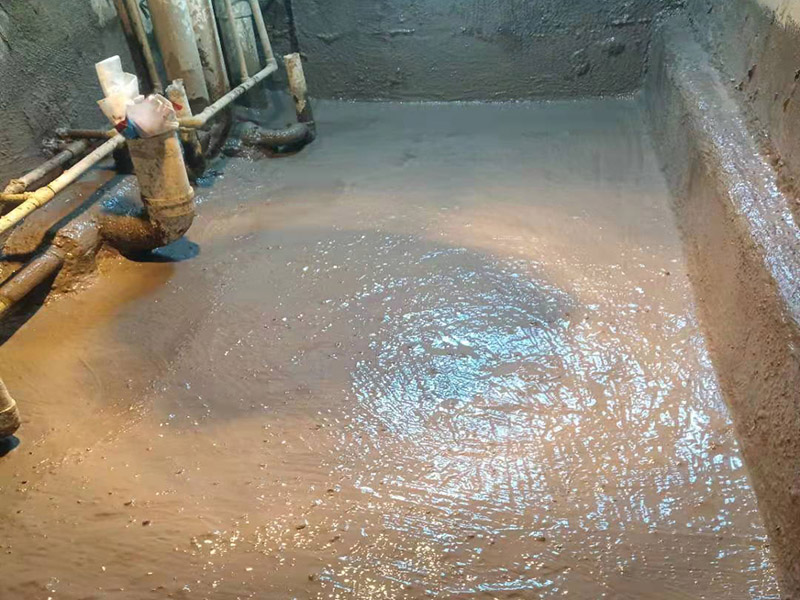 基層處理是衛生間做防水的基礎工作，要找平地面，確保地面的平整干凈。鋪貼涂料時要做到用力均勻，不能漏刷、缺刷，避免脫落、開裂等，過于干燥的季節也不適宜做防水。涂刷的厚度小于1毫米比較好。做完防水涂層后一定要涂上表面防護涂料，對內部材料起到保護的作用。鋪保護層與鋪防水涂料一樣要做到均勻、無裂痕、不脫落。閉水實驗是衛生間做防水的最后一步，對防水施工進行檢查。在防水層徹底干透后，在衛生間蓄水24小時以上，看是否有漏水等現象。