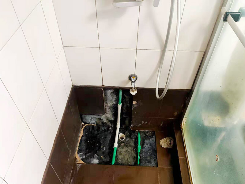 瓷磚修補維修:1，用錘子和鑿子，敲掉破損的瓷磚及原有的瓷磚粘合劑，直到露出原來的水泥墻面。 2，調好瓷磚粘合劑 3，先將瓷磚粘合劑拌勻，再用抹刀將瓷磚粘合劑涂抹到瓷磚背面。 4，粘合劑涂到瓷磚上之后，可以在粘合劑表面刮出鋸齒痕跡，增加瓷磚的粘合力，然后將瓷磚貼到墻面上。
