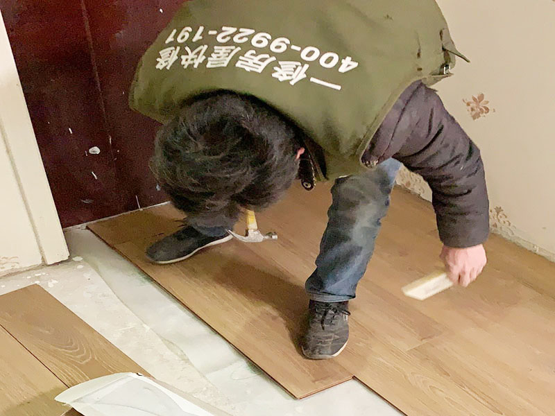 木地板鋪貼維修：地面已經清理干凈、平整之后，先要鋪設一層防潮地墊(不一定非要鋪在木質地面的木頭下面)。這一層至少要20-30厘米(大約8英寸)在離墻大約預留1-3英寸的空隙。現在可以安裝已經選好花色的地板了。需要注意的是所鋪設的防潮地墊只需要鋪設大致5—10排的地板。   安裝時板子的前邊(X-榫口)朝墻，從左角開始向右鋪裝。   要確保在地板與墻壁之間留有大約10mm的空隙。為了防止地板的第一行的地板滑動，必須用間隔的裝置或者楔子固定。第一行余下的板通常用在第二行的開頭。要確保第二行板的接口與第一行板的接口錯開的長度至少30厘米。   將下一塊板插入第二行的凹槽，并放置到水平狀態。   下一塊板按照一定的角度安在已經安裝好的地板上，要保證地板比較長的一邊與上一行板結合的盡可能緊密。