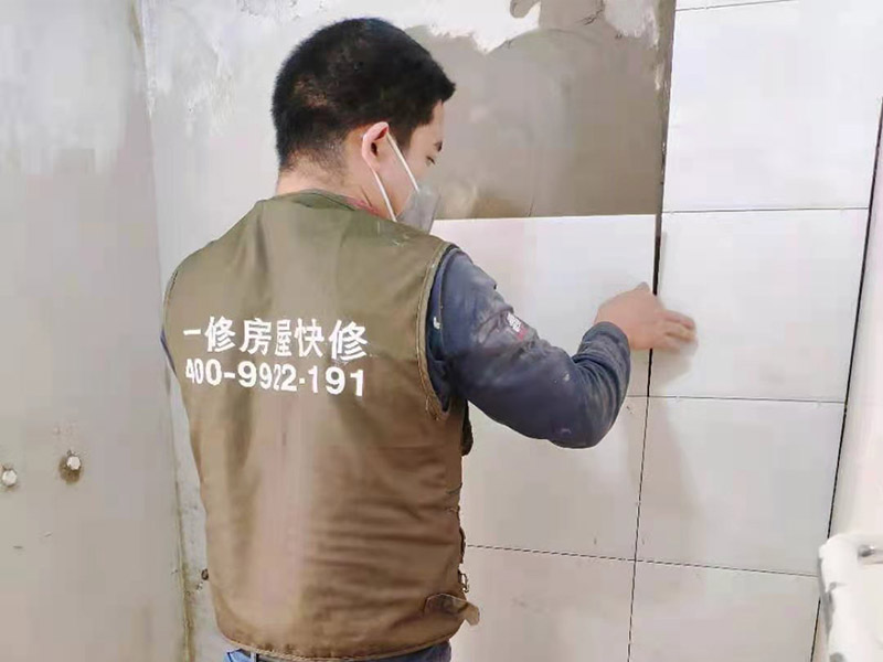 衛(wèi)生間墻磚重貼：首先要先把舊的瓷磚給弄下來。 鋪貼衛(wèi)生間瓷磚的水泥砂漿比例粘貼衛(wèi)生間瓷磚采用的水泥標號為425號水泥,水泥沙子的混合比例不要大于1:3,水泥含量過重的話,會因為水泥的膨脹系數(shù)高而導致瓷磚的開裂,減少瓷磚的使用壽命。 衛(wèi)生間瓷磚泡水時長衛(wèi)生間如果采用釉面墻磚,用水泥砂漿作為粘接劑,瓷磚需要經(jīng)過泡水后鋪貼,泡水的時間以瓷磚完全浸泡后不冒氣泡的時間為宜,一般為三十分鐘就可以了。 鋪貼要留縫鋪貼衛(wèi)生間瓷磚無論是否屬于無縫磚,都必須留縫,建議不小于1mm,普通墻磚以1.5—2mm為宜,仿古磚縫隙可以適當?shù)募訉挕? width=
