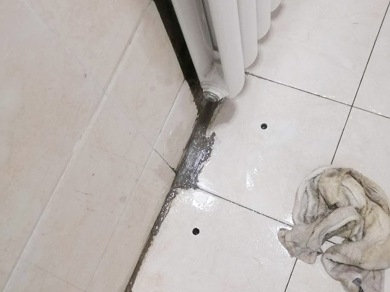 地面漏水維修：判斷地面滲水的方法：只要地面用水，樓下就有滲漏水現(xiàn)象，地面不使用水時，樓下不再滲漏水。　一般水管滲漏水量大，并且有持續(xù)性；往地漏，手盆，坐便倒水即可判斷下水管沒有問題，如果衛(wèi)生間連續(xù)幾天都沒使用水，但是還有滲漏水現(xiàn)象，并且滲漏水沒有減輕，即為上水管問題?！?如果衛(wèi)生間是防水層滲漏水，而不是上下水管漏水的情況。都是不需要刨瓷磚就可以維修好的了?！　?維修方法很簡單就是使用新型的滲透型防水劑在衛(wèi)生間表面再做遍防水，讓水不進(jìn)入地下，直接從水道流走。