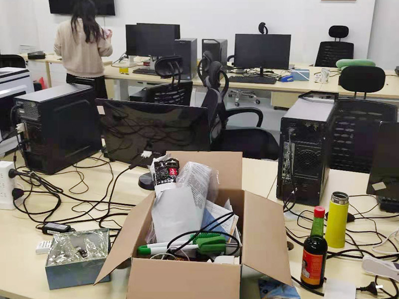 辦公室電路排線改造:首先，要想實現辦公室電腦和相關辦公設備信息接口的連網，并保證其可靈活使用性，使用穩定性，臨時使用性，外觀美觀性。信息點的多少以及以后出現問題能否便于維護是進行辦公室網絡布線必需要考慮的因此，而辦公室布線作為用戶的最終使用的信息點(信息插座)墻上安放的位置、使用是否方便。 然后是辦公室強弱電線的布置，辦公室里強弱電(電力電源和圖象、數據、語音)線路的走向等因素都是規劃與設計的范圍之中，因此辦公室布線網絡，細節決定成敗。 最后是辦公室裝修布線需要滿足各種不同模擬或數字信號的傳輸需求。
