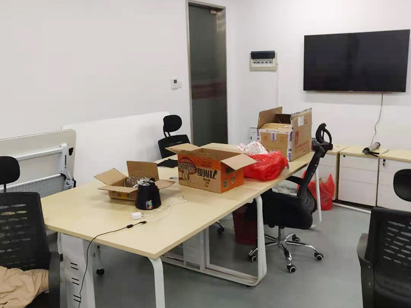 辦公室電路排線改造:首先，要想實現辦公室電腦和相關辦公設備信息接口的連網，并保證其可靈活使用性，使用穩定性，臨時使用性，外觀美觀性。信息點的多少以及以后出現問題能否便于維護是進行辦公室網絡布線必需要考慮的因此，而辦公室布線作為用戶的最終使用的信息點(信息插座)墻上安放的位置、使用是否方便。 然后是辦公室強弱電線的布置，辦公室里強弱電(電力電源和圖象、數據、語音)線路的走向等因素都是規劃與設計的范圍之中，因此辦公室布線網絡，細節決定成敗。 最后是辦公室裝修布線需要滿足各種不同模擬或數字信號的傳輸需求。