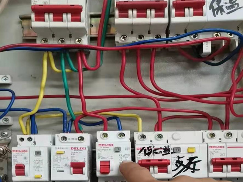 電路改造燈具安裝：開始進(jìn)行房頂?shù)臏y(cè)量，進(jìn)行找中就是房間的正中，一般都有房屋基礎(chǔ)留的電線盒，但是他只是大概的中，需要我們進(jìn)行南北東西的測(cè)量找出房頂?shù)恼?。將燈具的固定底座的中心與房頂找的中心重合，然后底座固定的點(diǎn)位就是固定螺栓的點(diǎn)位，然后打眼，打眼現(xiàn)在一般的重的燈（超過(guò)10斤）/客廳燈用鐵膨脹螺栓10號(hào)轉(zhuǎn)頭打眼；如果是比較輕的燈用塑料脹管即可8號(hào)轉(zhuǎn)頭打眼。將電線與頂上的電線接上，然后試一下效果，可以得話，將底座固定好后，將燈掛上完成。