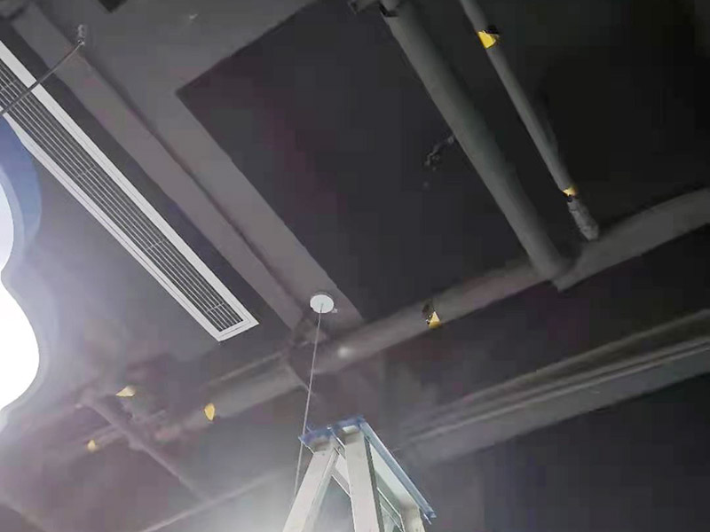 電路改造燈具安裝：開始進(jìn)行房頂?shù)臏y(cè)量，進(jìn)行找中就是房間的正中，一般都有房屋基礎(chǔ)留的電線盒，但是他只是大概的中，需要我們進(jìn)行南北東西的測(cè)量找出房頂?shù)恼小艟叩墓潭ǖ鬃闹行呐c房頂找的中心重合，然后底座固定的點(diǎn)位就是固定螺栓的點(diǎn)位，然后打眼，打眼現(xiàn)在一般的重的燈（超過(guò)10斤）/客廳燈用鐵膨脹螺栓10號(hào)轉(zhuǎn)頭打眼；如果是比較輕的燈用塑料脹管即可8號(hào)轉(zhuǎn)頭打眼。將電線與頂上的電線接上，然后試一下效果，可以得話，將底座固定好后，將燈掛上完成。