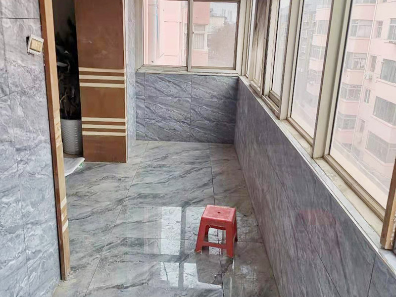 全屋瓷磚鋪貼：首先應(yīng)除去基層表面的污垢，油漬，浮灰;除去基層上所有涂料層，膩?zhàn)訉?如果基層未能達(dá)到平整度要求，需對(duì)基層進(jìn)行預(yù)先的找平處理。鋪貼瓷磚前需事先找好垂直線，以此為基準(zhǔn)鋪貼的瓷磚高低均勻、垂直美觀;此外，施工前在墻體四周需彈出標(biāo)高控制線，在地面彈出十字線，以控制地磚分隔尺寸。加水后將粘結(jié)劑漿料攪拌至潤(rùn)滑均勻，無(wú)明顯塊狀或糊狀結(jié)塊，攪拌后的漿料靜置5-10分鐘后再稍加攪拌1-2分鐘即可使用。將瓷磚平整地鋪貼在基層上，使用橡膠錘將瓷磚拍實(shí)鋪平。施工過(guò)程中，可小幅度轉(zhuǎn)動(dòng)瓷磚，使?jié){料與瓷磚背面充分接觸。