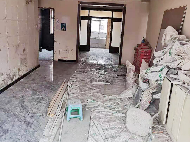 全屋瓷磚鋪貼：首先應(yīng)除去基層表面的污垢，油漬，浮灰;除去基層上所有涂料層，膩?zhàn)訉?如果基層未能達(dá)到平整度要求，需對(duì)基層進(jìn)行預(yù)先的找平處理。鋪貼瓷磚前需事先找好垂直線，以此為基準(zhǔn)鋪貼的瓷磚高低均勻、垂直美觀;此外，施工前在墻體四周需彈出標(biāo)高控制線，在地面彈出十字線，以控制地磚分隔尺寸。加水后將粘結(jié)劑漿料攪拌至潤(rùn)滑均勻，無(wú)明顯塊狀或糊狀結(jié)塊，攪拌后的漿料靜置5-10分鐘后再稍加攪拌1-2分鐘即可使用。將瓷磚平整地鋪貼在基層上，使用橡膠錘將瓷磚拍實(shí)鋪平。施工過(guò)程中，可小幅度轉(zhuǎn)動(dòng)瓷磚，使?jié){料與瓷磚背面充分接觸。