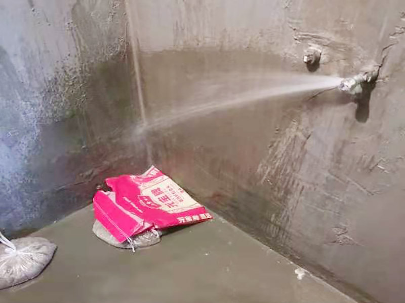 浴室防水閉水試驗(yàn)：閉水試驗(yàn)也叫蓄水試驗(yàn)，要放滿水，水要有足夠容積。 蓄水試驗(yàn)的蓄水深度應(yīng)不小于20毫米，蓄水高度一般為30～40毫米，蓄水時間不得低于24小時，移步樓下，觀察樓下樓頂有無漏水現(xiàn)象，無漏水現(xiàn)象視為合格。 一般在屋面、衛(wèi)生間或有防水要求的房間做此試驗(yàn)。蓄水試驗(yàn)的前期每1小時應(yīng)到樓下檢查一次，后期每2～3小時到樓下檢查一次。若發(fā)現(xiàn)漏水情況，則應(yīng)立即停止蓄水試驗(yàn)，重新進(jìn)行防水層完善處理，處理合格后再進(jìn)行蓄水試驗(yàn)。