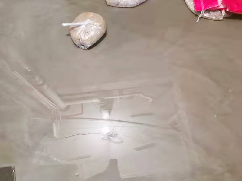 浴室防水閉水試驗(yàn)：閉水試驗(yàn)也叫蓄水試驗(yàn)，要放滿水，水要有足夠容積。 蓄水試驗(yàn)的蓄水深度應(yīng)不小于20毫米，蓄水高度一般為30～40毫米，蓄水時間不得低于24小時，移步樓下，觀察樓下樓頂有無漏水現(xiàn)象，無漏水現(xiàn)象視為合格。 一般在屋面、衛(wèi)生間或有防水要求的房間做此試驗(yàn)。蓄水試驗(yàn)的前期每1小時應(yīng)到樓下檢查一次，后期每2～3小時到樓下檢查一次。若發(fā)現(xiàn)漏水情況，則應(yīng)立即停止蓄水試驗(yàn)，重新進(jìn)行防水層完善處理，處理合格后再進(jìn)行蓄水試驗(yàn)。