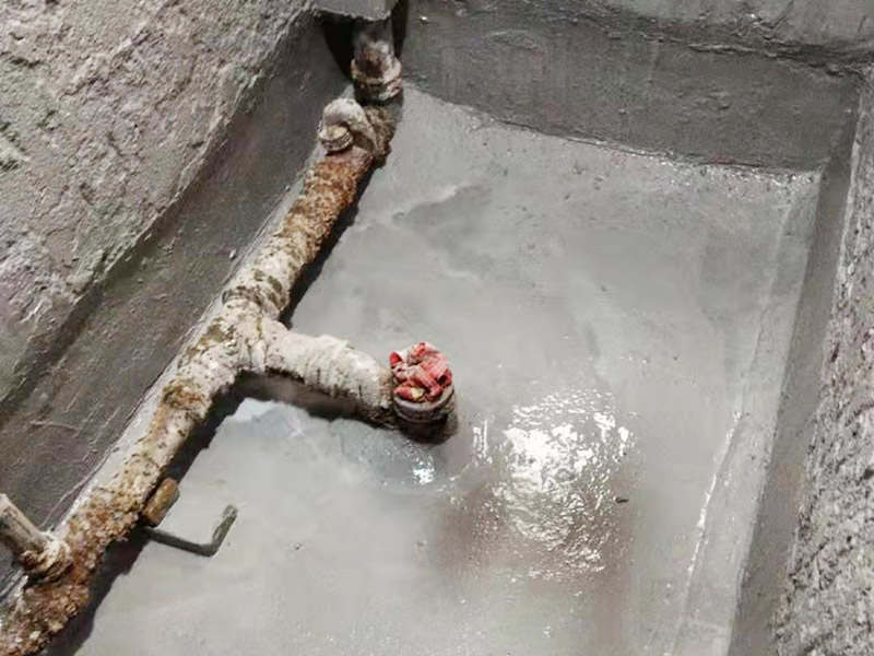 舊廁所拆除裝修：首先，拆除瓷磚時要用電，而電是從客廳臨時拉的，為了避免在施工過程中發生觸電的現象，將電拉進衛生間內。其次，舊房改造拆除瓷磚時可以用沖擊電鉆，這種工具方便快捷，可自由更換。但在使用前應檢查其是否靈活，可以通過空轉一分鐘的方法進行檢驗。用完之后及時進行清理。 磚應從下至上進行，在施工過程中對地面及時進行處理，以免因垃圾過多從而影響后面的工作。同時要處理好房內的防水層。拆除插座與水龍頭附近的瓷磚時應小心，以免損壞水電設備。為了加快房屋翻新的進度，在拆完衛生間瓷磚后應立即將現場的雜物處理干凈。