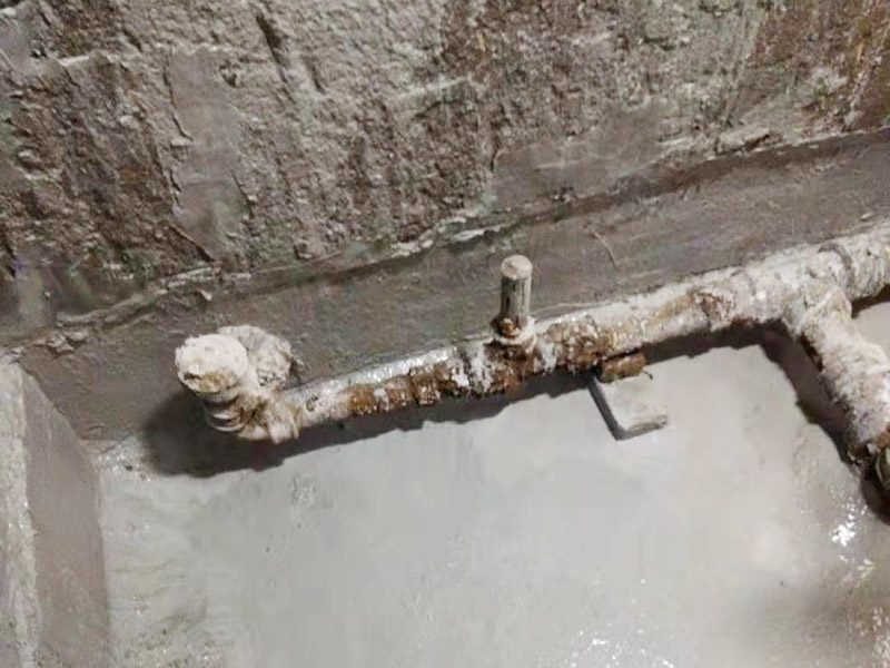 舊廁所拆除裝修：首先，拆除瓷磚時要用電，而電是從客廳臨時拉的，為了避免在施工過程中發生觸電的現象，將電拉進衛生間內。其次，舊房改造拆除瓷磚時可以用沖擊電鉆，這種工具方便快捷，可自由更換。但在使用前應檢查其是否靈活，可以通過空轉一分鐘的方法進行檢驗。用完之后及時進行清理。 磚應從下至上進行，在施工過程中對地面及時進行處理，以免因垃圾過多從而影響后面的工作。同時要處理好房內的防水層。拆除插座與水龍頭附近的瓷磚時應小心，以免損壞水電設備。為了加快房屋翻新的進度，在拆完衛生間瓷磚后應立即將現場的雜物處理干凈。
