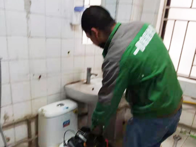 舊廁所拆除裝修：首先，拆除瓷磚時要用電，而電是從客廳臨時拉的，為了避免在施工過程中發生觸電的現象，將電拉進衛生間內。其次，舊房改造拆除瓷磚時可以用沖擊電鉆，這種工具方便快捷，可自由更換。但在使用前應檢查其是否靈活，可以通過空轉一分鐘的方法進行檢驗。用完之后及時進行清理。 磚應從下至上進行，在施工過程中對地面及時進行處理，以免因垃圾過多從而影響后面的工作。同時要處理好房內的防水層。拆除插座與水龍頭附近的瓷磚時應小心，以免損壞水電設備。為了加快房屋翻新的進度，在拆完衛生間瓷磚后應立即將現場的雜物處理干凈。