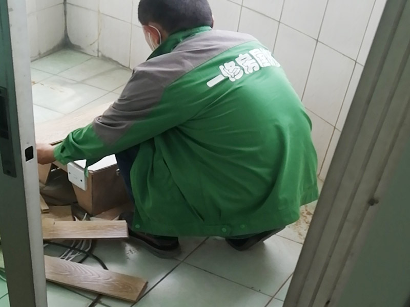 舊廁所拆除裝修：首先，拆除瓷磚時要用電，而電是從客廳臨時拉的，為了避免在施工過程中發生觸電的現象，將電拉進衛生間內。其次，舊房改造拆除瓷磚時可以用沖擊電鉆，這種工具方便快捷，可自由更換。但在使用前應檢查其是否靈活，可以通過空轉一分鐘的方法進行檢驗。用完之后及時進行清理。 磚應從下至上進行，在施工過程中對地面及時進行處理，以免因垃圾過多從而影響后面的工作。同時要處理好房內的防水層。拆除插座與水龍頭附近的瓷磚時應小心，以免損壞水電設備。為了加快房屋翻新的進度，在拆完衛生間瓷磚后應立即將現場的雜物處理干凈。