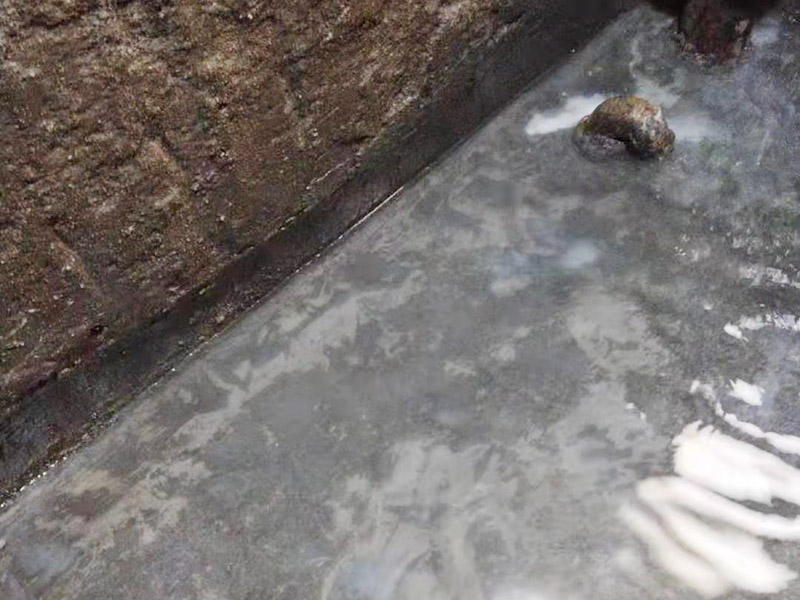 衛生間防水找平：鏟除原有的墻磚和地磚，這個步驟主要是針對老房二次裝修的，如果是新房可以跳過這個步驟，一般使用灰刀就可以，刮板也可以將原有的地磚鏟除掉。衛生間的防水通常是水電改完后進行的，所以做防水前一定要封堵好下水管道，以免堵塞，小型的水管采用管用螺母封堵，大型的下水管道（如馬桶下水管道）采用pvc纏繞膜進行封堵。找平為地面抹灰處理，灰漿水泥和沙子的比例為1:2.5-1:3之間，注意，找平的厚度不要超過3cm。水平和垂直的誤差要控制在5mm以內。 首先墻面將水電改造開槽用水泥封堵基層清理，細部附加層施工，在管根、地漏、陰陽角、等容易漏水的薄弱部位均勻涂刷，涂刷防水涂料兩遍，縱向橫向各涂刷一遍，做保護層，待防水干燥后放水做48小時閉水試驗。