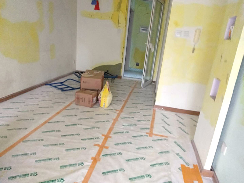 全屋墻面翻新裝修：在墻面翻新前，需要先將舊漆面鏟除干凈，之后在進行打磨，將墻面的浮沉雜物都清理干凈。如果墻面有凹凸不平的情況，要先用膩子修補，如果墻面出現空鼓的現象，也要將整面的墻皮進行鏟除，在做后續的處理?；鶎幼鐾旰?，需要將施工區域的家具物件移除，避免在翻新過程中，使家具受到損傷。 刮膩子之前，先用尺子檢測一下墻面的平整度，在施工時，對不平整的地方進行多次涂刮，修補好不平整的區域。一般膩子刮兩遍即可，每次膩子刮完后要進行打磨，可以讓墻面更加光滑。 膩子干透后，再對墻面進行油漆涂刷，底漆要先刷，施工力度要均勻，這樣漆膜厚度也相對一致，然后開始面漆施工，一定要讓漆面自然干透。