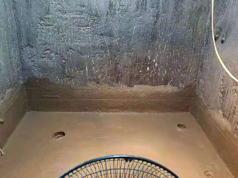 浴室防水成品保護：衛(wèi)生間洗浴時會濺水到鄰近的墻上，如沒有防水層的保護，隔壁墻和對頂角墻易潮濕發(fā)生霉變。所以一定要在鋪墻面瓷磚之前，做好墻面防水，一般防水處理中墻面要做30厘米高的防水處理，但是非承重的輕體墻，就要將整面墻做防水，至少也要做到1.8米高。 在鋪地磚之前，就一定要做好防水工程；在瓷磚鋪設之后，要保證磚面有一個泄水坡度(一般以1%左右為宜)，坡度朝向地漏，有利于廢水排放。 為了有好的防水效果，防水涂料一定要涂刷三遍，單組分環(huán)保型聚氨酯涂料的干透期在3~4天左右，如果在陰雨天涂刷防水材料，防水