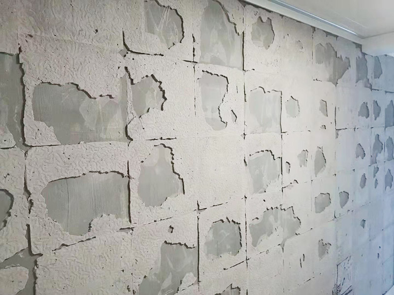 墻磚拆除維修：先把地面上的東西全搬出去，然后戴上手套和防護眼鏡，用錘子把一塊瓷磚敲碎，再用扁的鑿子往里撬，一片一片慢慢鑿，這種方法費力費時。用小型的電鎬或瓷磚鏟除機就能輕輕松松完成任務。