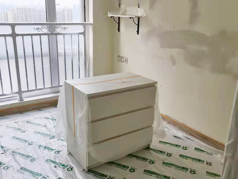 裝修成品保護：各種裝修物料的進場以及各種建筑裝修垃圾的清理，都會經過入戶門，這些物品在搬運的過程中，難免會和入戶門發生磕碰，造成入戶門的磕碰劃傷，所以，第一個需要做好成品保護的地方就是入戶門。 做法：在裝修開工前直到家具進場期間，都需要對入戶門進行保護！可以使用成品保護膜將門包裹。 地面瓷磚鋪貼完后，用成品保護膜覆蓋磚面，既可以防止裝修時的沙子磨傷地面，同時也能有效地防止油漆涂料等有色液體滴落磚面，造成地面污染。 好處：1.平整美觀；2.不會有泥沙塵土進入瓷磚；3.施工時不會刮花瓷磚；4.時間久了瓷磚依然干凈無塵。
