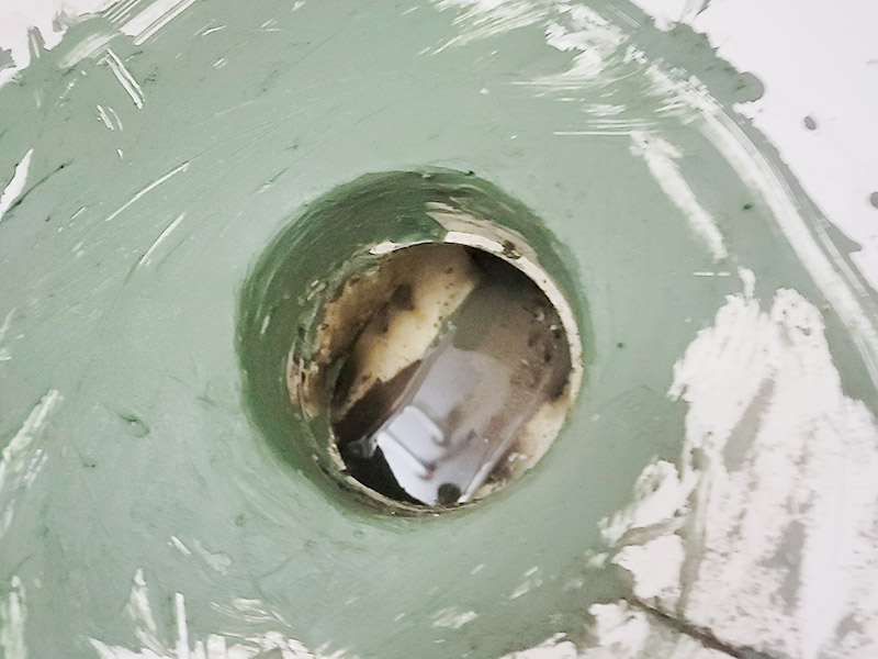 馬桶下水管打壓維修：1.觀察現(xiàn)場，以確定采購配件型號，及其他額外工具。 2.準(zhǔn)備工具及材料。準(zhǔn)備現(xiàn)場，沖一次清水，蓋上馬桶，把舊衣服墊在馬桶蓋上。 3.非常重要，通知你樓上的各家用戶，此期間不要使用馬桶沖水。 4.拆除舊管，先取下兩邊的捆綁固定物，用鉗子，一般是鐵絲擰的。然后吧管取下，一般塑料已經(jīng)老化，沒有彈性，但很脆，直接掰就行。 5.處理接口邊緣，主要是通便管道接口，老化膠皮粘著邊上，形成厚度，不敲掉的話新管套不進(jìn)去。然后兩邊接口抹上凡士林。不然上面有銹，套管的時候非常困難。廢舊衣物此時可以用來擦手。 6.套管，力氣活，技巧活。注意，先吧固定的鐵圈套中膠皮管口，不然對接上之后，就帶不上了。