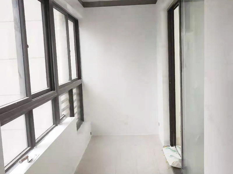 陽臺貼磚翻新：需要在粘結(jié)劑量置晾時間內(nèi)，將準備好的瓷磚鋪壓到位，垂直于梳理方向輕微搓動以排出磚下的空氣。鋪貼到位后用橡皮錘輕擊，用尺寸合適的十字定位架來調(diào)整表面平整度及接縫的平直。鋪設好的磚面應該及時清理干凈，特別是去除殘留其上的粘結(jié)劑。合格的粘結(jié)劑干硬后即使在陶瓷磚面上也不易被清除掉。清理好的瓷磚面應該立即擺放標識進行隔離，避免污染或擾動，直到下一個填縫工序。 填縫后，用木版或其他工具刮去大灰，用6--8#園鋼清理灰縫，以突出磚的立體感，磁磚表面殘留水泥一定等其發(fā)白時(即干而未凝固時)，用干布或鋸沫(木屑)、大沙、擦凈表面水泥，(注意一定不要用濕布)、布條、海綿等要勤擦勤換。 等徹底凝固后，用加長柄化纖滾筒毛刷沾取20%--30%鹽酸溶液進行全面清洗，之后用清水沖凈。這時要小心操作以免鹽酸沾染人身及衣物哦。