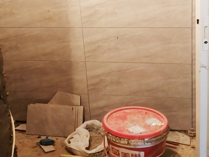 廁所重新裝修：、在同一房間內，同類型的采暖設備、衛生器具及管道配件，除有特殊要求外，應安裝在同一高度上。2、明裝管道成排安裝時，直線部分應互相平行。曲線部分：當管道水平或垂直并行時，應與直線部分保持等距；管道水平上下并行時，彎管部分的曲率半徑應一致。3、管道采用粘接接口，管端插入承口的深度不得小于表3．3.15的規定。