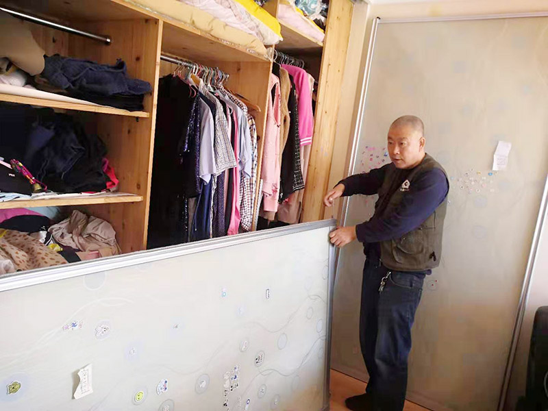 移門滑軌維修：用螺絲刀把滑輪卸下，檢查滑輪無法轉(zhuǎn)動(dòng)原因，如果是生銹了，可以先涂點(diǎn)黃油，讓它自己滑動(dòng)一下，可以增加靈活性;如果不行，請(qǐng)直接更換一個(gè)滑輪。 先借用工具取一個(gè)邊框和下封，用固定螺絲固定，把固定好的邊框放置地上，然后把移門板排列在邊框上面。 取另外一根邊框，接著卡入排列好的移門板上，用螺絲固定下封和邊框，一定要?dú)w哪個(gè)緊，不要讓它松動(dòng)。 卡入上封，用螺絲固定，同時(shí)固定好上滑輪，等待上下螺絲都固定好后，用牽引螺絲，把下滑輪固定在下封內(nèi)，整個(gè)過程維修好。