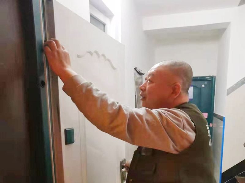 南京維修門框上門服務_室內門套松動怎么處理_怎么修木門門框