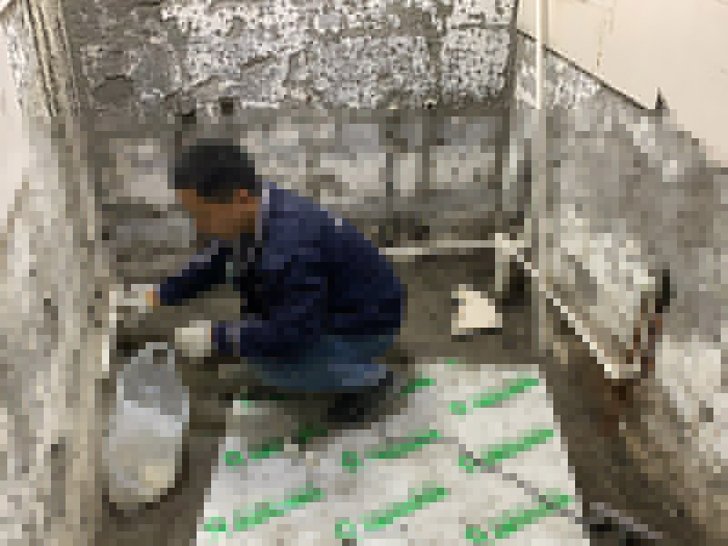 衛(wèi)生間水管鋪設：畫線→開槽→下料→預埋→預裝→檢查→安裝→調(diào)試→修補→備案 1、開槽：有的承重墻內(nèi)的鋼筋較多較粗，只能開淺槽或走明管，或繞走其他墻面； 2、調(diào)試：即通過打壓試驗，如果沒有出現(xiàn)問題，水路施工就算完成了； 3、備案：完成水路布線圖，備案以便日后維修調(diào)試。