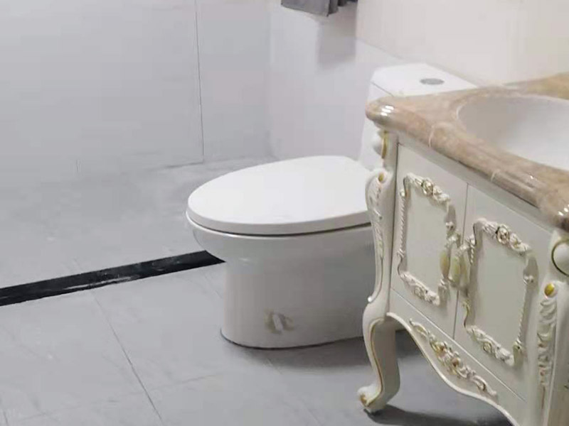 衛(wèi)生間馬桶安裝：第一步：先檢查地面下水口，看其里面是否有垃圾堆積，如果有我們一定要仔細(xì)的檢查并清理干凈。如果清理不好很可能會(huì)引起馬桶堵塞等問(wèn)題。 第二步：將馬桶的出水管先試著安裝放上去，在馬桶的栓孔眼的地方用記號(hào)筆做上記號(hào)，然后再挪開馬桶。 第三步：在做好記號(hào)的地方開一個(gè)直接為1.5-2cm，高度為6cm的孔，然后用水泥將1cm的螺栓捻牢在孔洞里面。然后將馬桶放上去看其是否吻合，檢查好后移開馬桶。然后在馬桶出水管和下水管扣周圍涂上油灰，然后將螺栓孔對(duì)準(zhǔn)捻好的螺栓，擺正擰好。