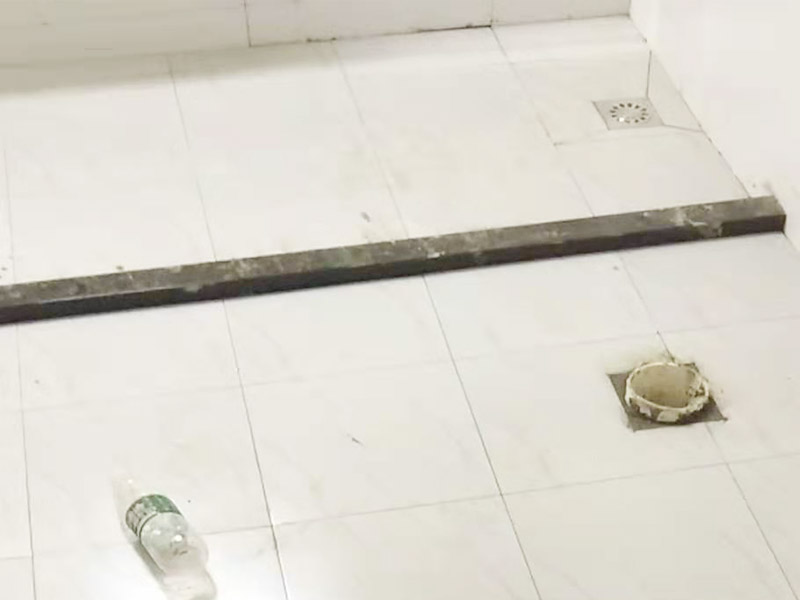 衛(wèi)生間馬桶安裝：第一步：先檢查地面下水口，看其里面是否有垃圾堆積，如果有我們一定要仔細(xì)的檢查并清理干凈。如果清理不好很可能會(huì)引起馬桶堵塞等問(wèn)題。 第二步：將馬桶的出水管先試著安裝放上去，在馬桶的栓孔眼的地方用記號(hào)筆做上記號(hào)，然后再挪開馬桶。 第三步：在做好記號(hào)的地方開一個(gè)直接為1.5-2cm，高度為6cm的孔，然后用水泥將1cm的螺栓捻牢在孔洞里面。然后將馬桶放上去看其是否吻合，檢查好后移開馬桶。然后在馬桶出水管和下水管扣周圍涂上油灰，然后將螺栓孔對(duì)準(zhǔn)捻好的螺栓，擺正擰好。