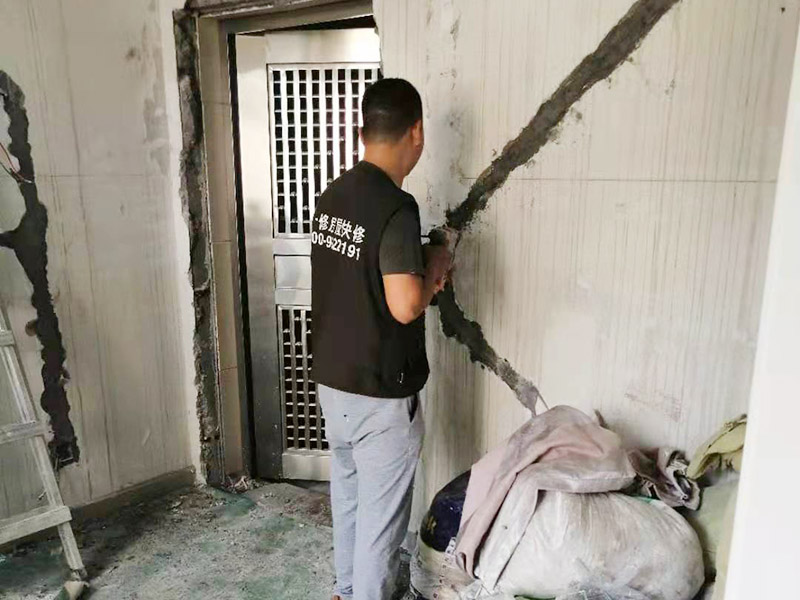 墻面電路走線改造：在家居裝修中，電路是屬于隱蔽工程，因此在電路改造過程中，一定要按照步驟來，一個步驟都不能馬虎，避免后期使用出現(xiàn)安全隱患。定位之后，師傅會按照定位和電路走向，進行開槽布線，布線都是使用線管進行暗埋，有PVC和冷彎管兩種，冷彎管彎曲效果很好，不會斷裂，是布線不錯的選擇，它的轉(zhuǎn)角有一定弧度，線可以隨便更換，不需要開墻。