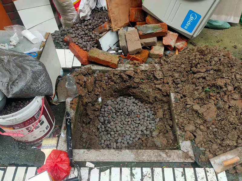 庭院植物底部防水：找到本來的防水層，由于防水層不是顯露的，是在面層下部，有必要將面層進(jìn)行悉數(shù)根除，找到本來的防水層。將原防水層根除以后，找平，將本來下部保溫層里存的水進(jìn)行排干，設(shè)一些排氣孔做排氣辦法，將保溫層里的水分排干。做完防水層以后，必定要做找坡處理，不要形成屋面部分存水，通常設(shè)置水泥砂漿找平找坡，找坡的斜度不小于3%。再進(jìn)行閉水實(shí)驗(yàn)，不漏水為合格，再進(jìn)行康復(fù)上面的維護(hù)及鋪貼面磚裝修。