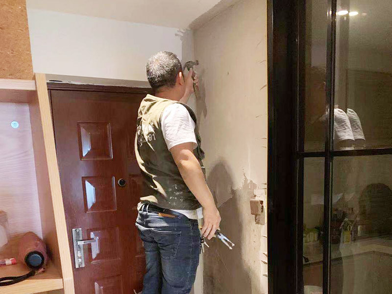 入戶門墻面翻新：翻新前，需要先將舊漆面鏟除干凈，之后在進行打磨，將墻面的浮沉雜物都清理干凈。然后基層做完后，需要將施工區域的家具物件移除，避免在翻新過程中，使家具受到損傷。檢測一下墻面的平整度，膩子刮兩遍即可，再刷底漆，最后對墻面進行油漆涂刷。注意施工完后要記得通風哦。