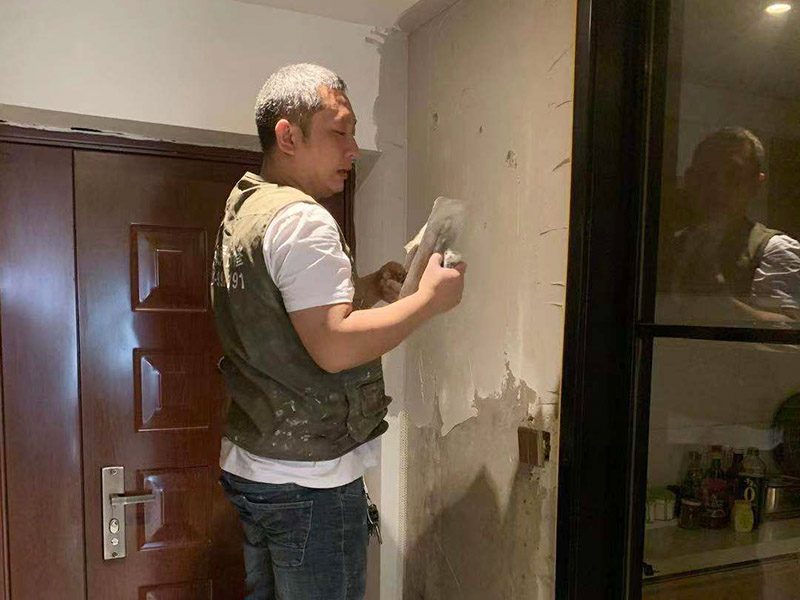 入戶門墻面翻新：翻新前，需要先將舊漆面鏟除干凈，之后在進行打磨，將墻面的浮沉雜物都清理干凈。然后基層做完后，需要將施工區域的家具物件移除，避免在翻新過程中，使家具受到損傷。檢測一下墻面的平整度，膩子刮兩遍即可，再刷底漆，最后對墻面進行油漆涂刷。注意施工完后要記得通風哦。