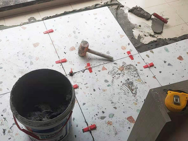 陽臺地磚不拆除鋪貼：不拆除原地磚,在原地磚上再鋪地磚可以嗎？可以，這樣能省一些成本，不過效果可能就沒有拆除地磚來的好。先將舊瓷磚的表面清理干凈，然后使用瓷磚粘結劑在舊瓷磚上做一層基礎涂刷，新的瓷磚背面也要抹上一層粘結劑（涂抹厚度只要覆蓋住背面的紋理即可），之后就可以直接貼新瓷磚了。