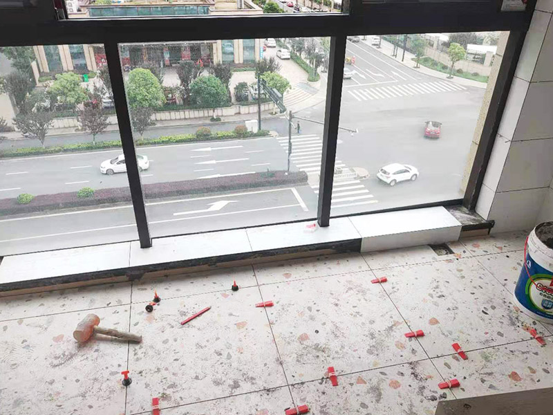 陽臺地磚不拆除鋪貼：不拆除原地磚,在原地磚上再鋪地磚可以嗎？可以，這樣能省一些成本，不過效果可能就沒有拆除地磚來的好。先將舊瓷磚的表面清理干凈，然后使用瓷磚粘結劑在舊瓷磚上做一層基礎涂刷，新的瓷磚背面也要抹上一層粘結劑（涂抹厚度只要覆蓋住背面的紋理即可），之后就可以直接貼新瓷磚了。