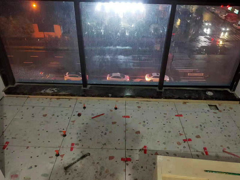 陽臺地磚不拆除鋪貼：不拆除原地磚,在原地磚上再鋪地磚可以嗎？可以，這樣能省一些成本，不過效果可能就沒有拆除地磚來的好。先將舊瓷磚的表面清理干凈，然后使用瓷磚粘結劑在舊瓷磚上做一層基礎涂刷，新的瓷磚背面也要抹上一層粘結劑（涂抹厚度只要覆蓋住背面的紋理即可），之后就可以直接貼新瓷磚了。