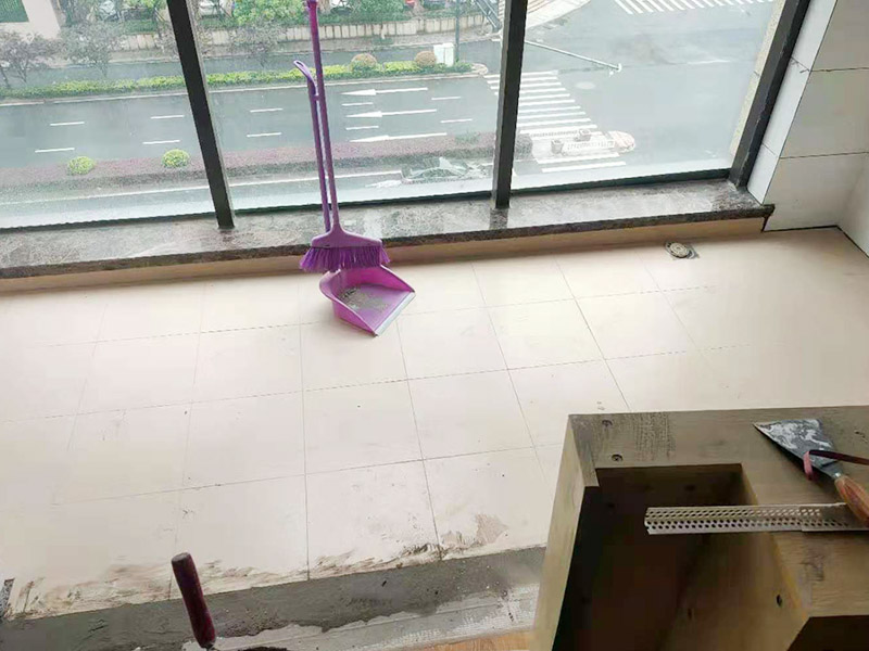 陽臺地磚不拆除鋪貼：不拆除原地磚,在原地磚上再鋪地磚可以嗎？可以，這樣能省一些成本，不過效果可能就沒有拆除地磚來的好。先將舊瓷磚的表面清理干凈，然后使用瓷磚粘結劑在舊瓷磚上做一層基礎涂刷，新的瓷磚背面也要抹上一層粘結劑（涂抹厚度只要覆蓋住背面的紋理即可），之后就可以直接貼新瓷磚了。