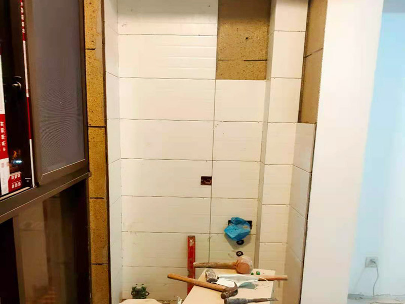 陽臺改造貼磚維修：陽臺改造翻新也不算小項目記得要做成品保護，然后就是在粘結劑量置晾時間內，將準備好的瓷磚鋪壓到位，垂直于梳理方向輕微搓動以排出磚下的空氣。鋪貼到位后用橡皮錘輕擊，用尺寸合適的十字定位架來調整表面平整度及接縫的平直。
