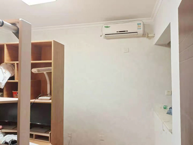 墻紙鋪貼翻新：墻紙空鼓脫落一般由于原有基底不一定密實,直接在原來的壁紙上鋪貼壁紙會存在較大的風險,需要將原有壁紙全部鏟除,測量好墻體的高度，用壁紙刀裁切壁紙。注意，裁切的壁紙長度一般要多出墻面高度20～30mm,以方便最后的切邊處理。