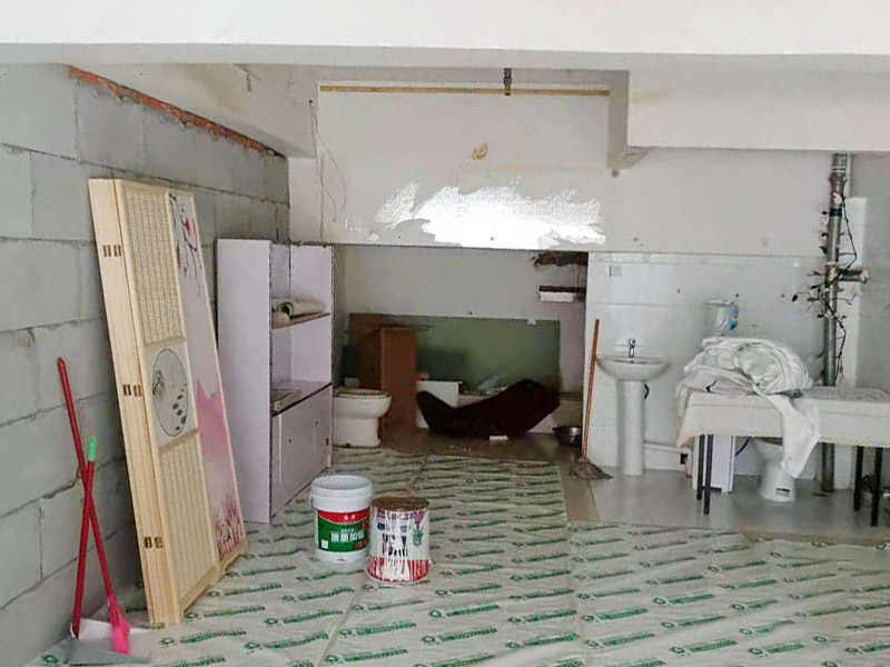 客廳石膏板隔斷安裝：石膏板宜豎向鋪設(shè)，首先確定龍骨上下兩端的方向，盡量使穿線孔對齊。同時記得豎龍骨的長度尺寸，按現(xiàn)場實測尺寸為準;接著豎龍骨安裝就位后，保證垂直。注意輕鋼龍骨用專用防銹自攻螺釘固定并用電動螺絲槍一次打入并擰緊；石膏板安裝時應(yīng)從板的中部向板的四邊固定。最后接縫處理使用廠家配套供應(yīng)的接縫用嵌縫膏和接縫帶。石膏板與周圍墻或柱要留有3mm的槽口，以便進行防開裂處理。注意不可用滿批膩子代替嵌縫膩子。