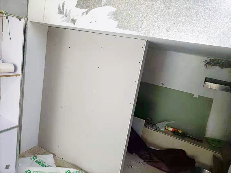 客廳石膏板隔斷安裝：石膏板宜豎向鋪設(shè)，首先確定龍骨上下兩端的方向，盡量使穿線孔對齊。同時記得豎龍骨的長度尺寸，按現(xiàn)場實測尺寸為準;接著豎龍骨安裝就位后，保證垂直。注意輕鋼龍骨用專用防銹自攻螺釘固定并用電動螺絲槍一次打入并擰緊；石膏板安裝時應(yīng)從板的中部向板的四邊固定。最后接縫處理使用廠家配套供應(yīng)的接縫用嵌縫膏和接縫帶。石膏板與周圍墻或柱要留有3mm的槽口，以便進行防開裂處理。注意不可用滿批膩子代替嵌縫膩子。
