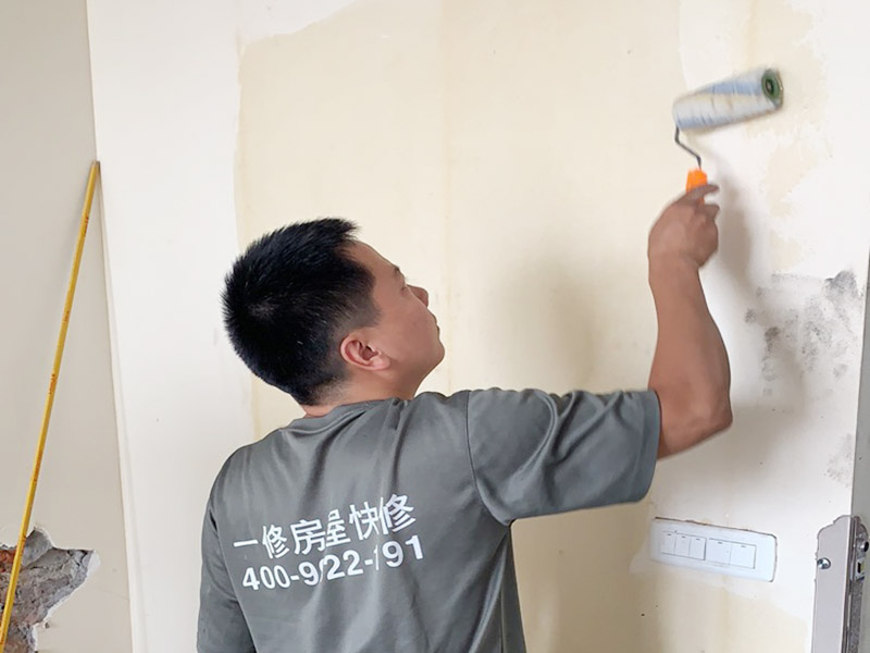 舊墻滾涂沾水撕墻紙：撕墻紙可以有多種方法，要看墻面情況，第一種直接剝離法：用美工刀將墻紙頂端掀起，然后順著人的方向撕掉。第二種剖切和浸潤法：將清水或者墻紙剝除劑涂抹在墻上，直到完全浸透，在用刮墻刀由上到下開始撕墻紙。第三種蒸汽法：用蒸汽板放在墻紙上，直到變潮、變暗，然后再從墻紙頂端開始撕掉。