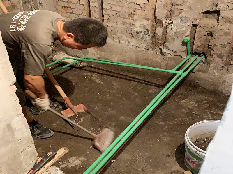 接著是開始用專業的熱溶機對于管子進行熱熔連接，最后是用試壓泵對于整個管線進行打壓測試，第5步是清算現場。