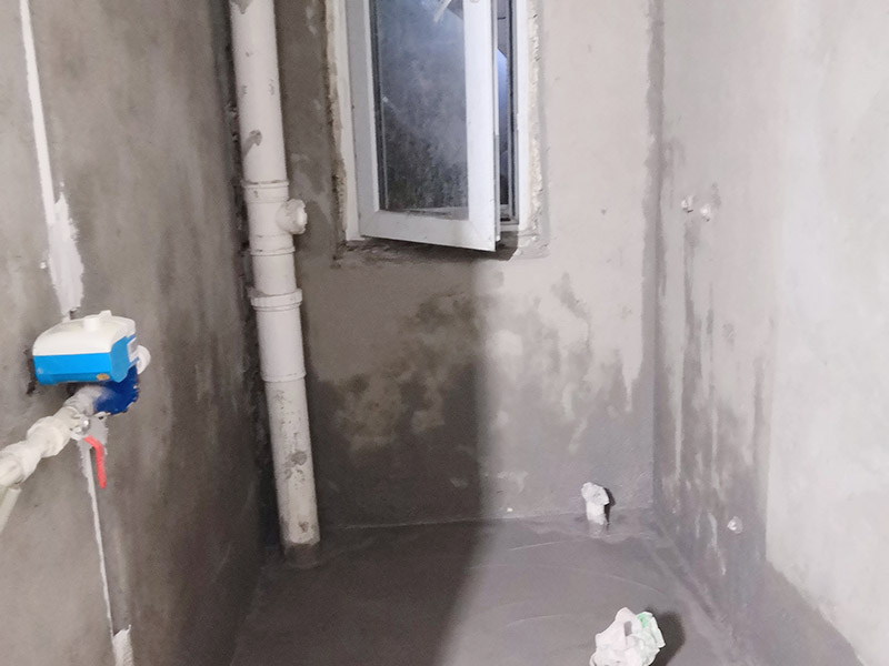 廚衛(wèi)改造裝修：舊廚房與舊衛(wèi)生間的內部結構相對都要復雜一些，廚房與衛(wèi)生間是一個家庭經常使用的區(qū)域，需要看各種管道原來的位置是否合適，如不合適需要改動，要出房屋圖紙交給裝修公司，由施工隊按圖紙進行必要的改造。而且拆除過程中不可避免的會損壞瓷磚，避免房屋其他區(qū)域二次污染，一定要做好成品保護。