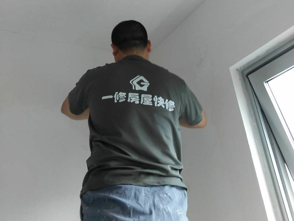 墻面有孔洞太難看？一修房屋快修老師傅教你怎么修補墻面孔洞