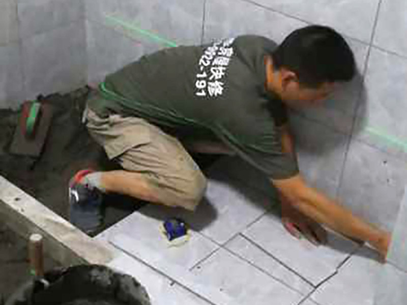 廁所鐵水管往樓下滴水，老式鐵水管漏水